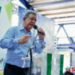 "El expresidente Leonel Fernández habla ante una multitud durante el acto de juramentación de la Fuerza del Pueblo en la provincia de Samaná."