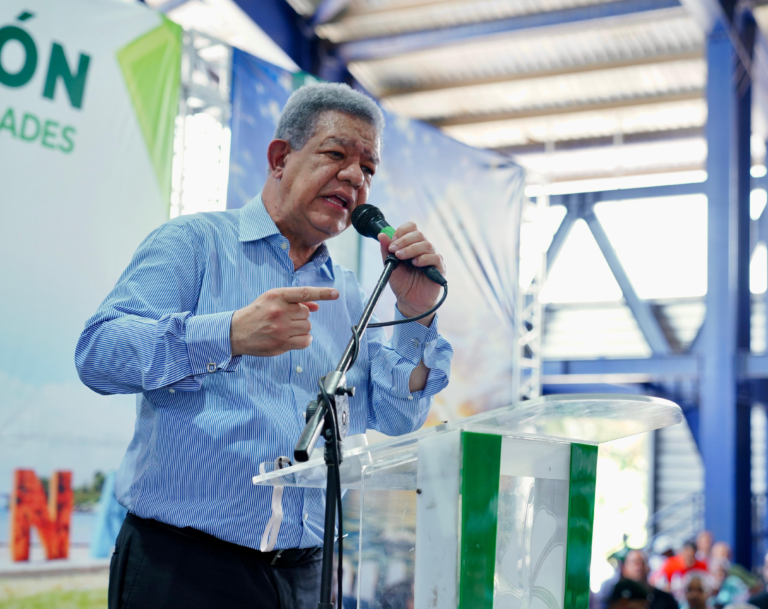"El expresidente Leonel Fernández habla ante una multitud durante el acto de juramentación de la Fuerza del Pueblo en la provincia de Samaná."