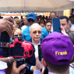 "El expresidente Danilo Medina habla ante la alta dirigencia del PLD durante una asamblea partidaria en la provincia Elías Piña."
