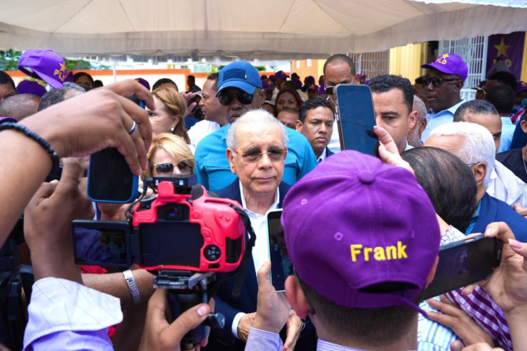 "El expresidente Danilo Medina habla ante la alta dirigencia del PLD durante una asamblea partidaria en la provincia Elías Piña."