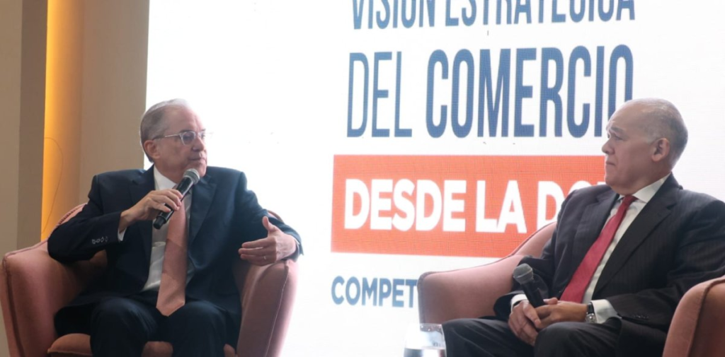 Director general de la DGII Pedro Urrutia rechaza eliminar el anticipo fiscal durante conversatorio de la ONEC en Republica Dominicana.