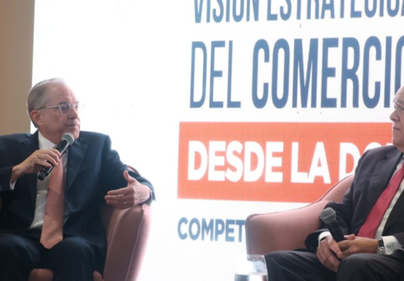 Director general de la DGII Pedro Urrutia rechaza eliminar el anticipo fiscal durante conversatorio de la ONEC en Republica Dominicana.