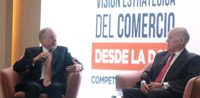 Director general de la DGII Pedro Urrutia rechaza eliminar el anticipo fiscal durante conversatorio de la ONEC en Republica Dominicana.