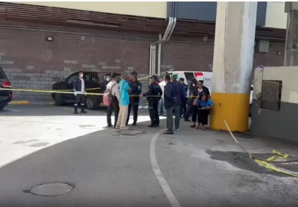 Fachada externa del centro comercial Plaza Central en el Distrito Nacional donde la Policia Nacional investiga la muerte de un hombre.