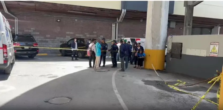 Fachada externa del centro comercial Plaza Central en el Distrito Nacional donde la Policia Nacional investiga la muerte de un hombre.