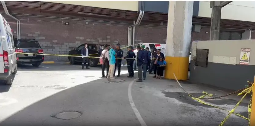 Fachada externa del centro comercial Plaza Central en el Distrito Nacional donde la Policia Nacional investiga la muerte de un hombre.