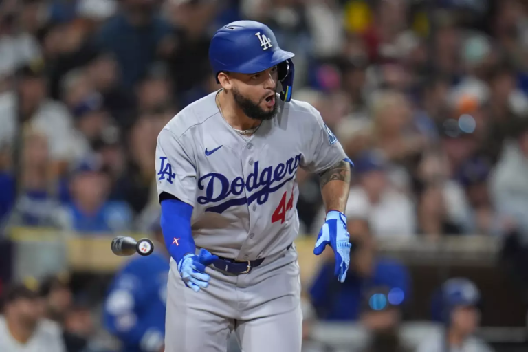 El cubano Andy Pages reacciona tras conectar el elevado de sacrificio de la victoria de los Dodgers ante los Padres de San Diego.