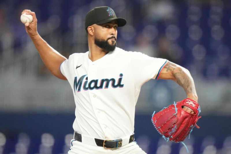 El lanzador dominicano Sandy Alcantara durante su apertura frente a los Bravos de Atlanta en las Grandes Ligas.