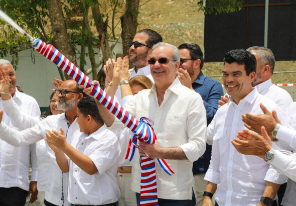 El presidente Luis Abinader junto a Wellington Arnaud inauguran el acueducto multiple San Jose de Ocoa Sabana Larga.