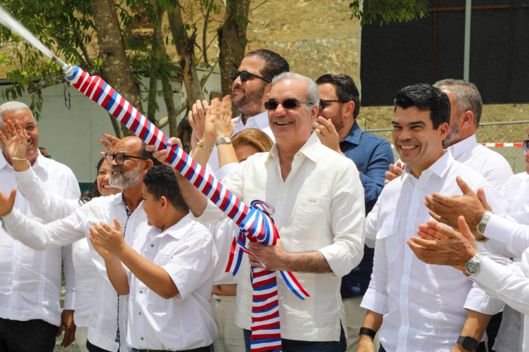 El presidente Luis Abinader junto a Wellington Arnaud inauguran el acueducto multiple San Jose de Ocoa Sabana Larga.