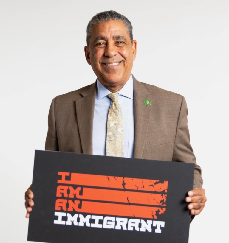 El congresista Adriano Espaillat presidente del Caucus Hispano condena la politica migratoria de Donald Trump contra la residencia permanente.
