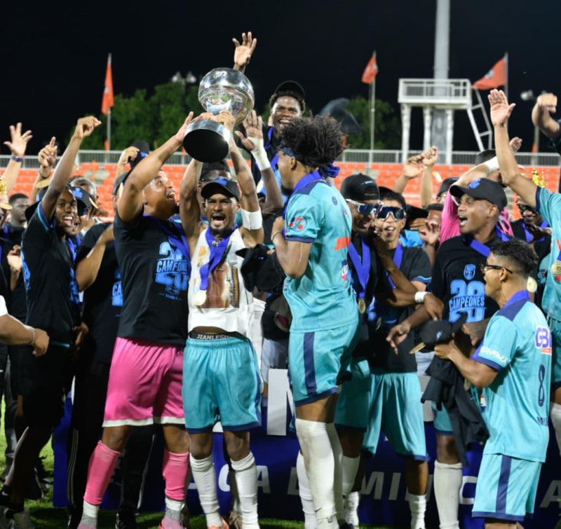 Jugadores del club Salcedo FC celebran eufóricos tras recibir la copa de campeones de la Liga Dominicana de Futbol LDF en Santiago.