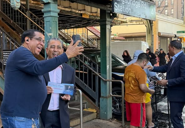 El asambleista estatal George Alvarez comparte directamente con residentes del Bronx en la estacion de Kingsbridge Road.