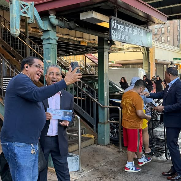 El asambleista estatal George Alvarez comparte directamente con residentes del Bronx en la estacion de Kingsbridge Road.