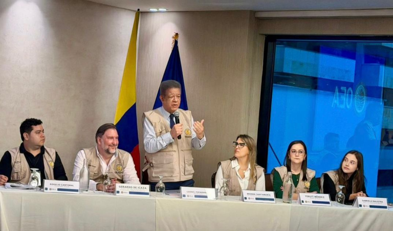 El exmandatario dominicano Dr. Leonel Fernandez asume sus funciones como jefe de la Mision de Observacion Electoral de la OEA en Colombia.