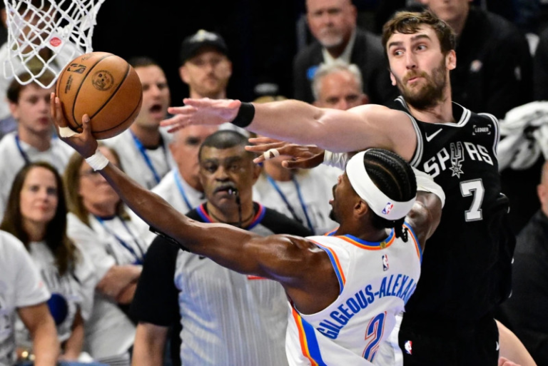El base Shai Gilgeous-Alexander ataca el aro frente a la defensa de los Spurs en las Finales de la Conferencia Oeste.