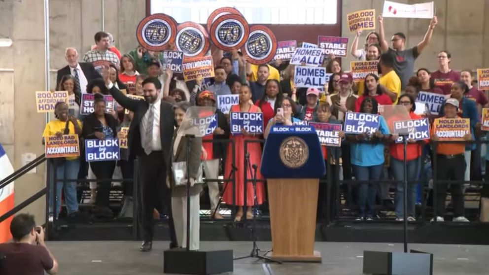 El alcalde de Nueva York Zohran Mamdani anuncia el plan habitacional Block by Block en Brooklyn.