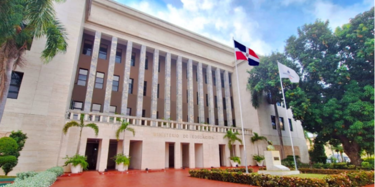 El Ministerio de Educacion emite la Orden Departamental 011-2026 para regular el uso de celulares y pantallas en escuelas.