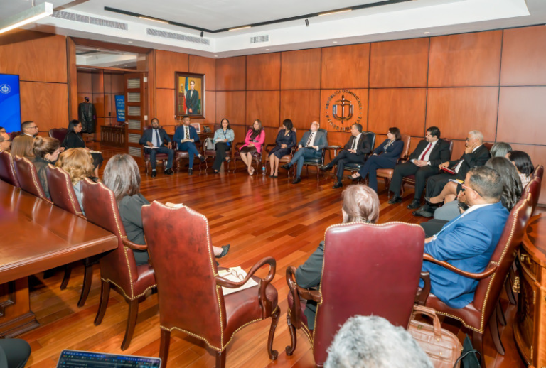 El presidente de la Suprema Corte de Justicia Luis Henry Molina y las autoridades de Hacienda firman el acuerdo de aumento salarial.
