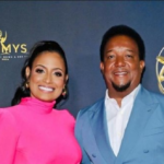 Pedro Martinez y su esposa Carolina Martinez desfilan en la alfombra roja de los Premios Emmys Awards en Estados Unidos.