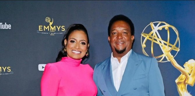 Pedro Martinez y su esposa Carolina Martinez desfilan en la alfombra roja de los Premios Emmys Awards en Estados Unidos.