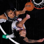 El pivot Victor Wembanyama de los Spurs lanza al aro ante la defensa de Jaylin Williams del Thunder en el sexto partido.