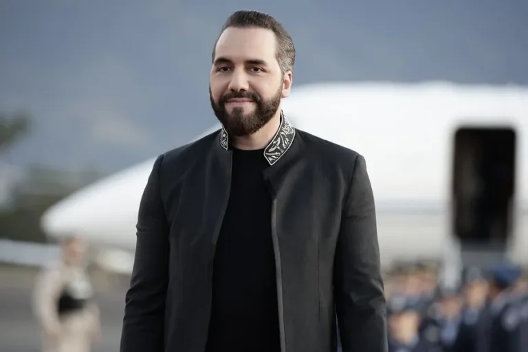 Nayib Bukele inscribe su precandidatura para un tercer mandato en las elecciones de 2027
