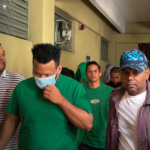 Trasladan a los 10 imputados de la Operación XL-526 para conocer medidas de coerción Noticia Santo Domingo, República Dominicana. Las autoridades trasladaron este martes a los diez imputados vinculados a la denominada Operación XL-526 hacia la sala de audiencias donde se conocerán las solicitudes de medidas de coerción presentadas por el Ministerio Público. Los acusados son señalados de formar parte de una presunta estructura criminal que habría operado en actividades ilícitas investigadas por las autoridades. La audiencia busca determinar las medidas cautelares que deberán enfrentar mientras avanza el proceso judicial. El Ministerio Público sostiene que cuenta con evidencias suficientes para sustentar las imputaciones formuladas contra los involucrados, por lo que solicitará medidas acordes con la gravedad de los hechos atribuidos. Por su parte, los abogados de la defensa han adelantado que presentarán sus argumentos para rechazar o modificar las solicitudes de coerción. La Operación XL-526 forma parte de las acciones desarrolladas por las autoridades para combatir estructuras delictivas organizadas en el país. Se espera que durante la audiencia sean presentados detalles adicionales sobre las investigaciones y los elementos probatorios reunidos hasta el momento. La decisión del tribunal será clave para definir el curso inmediato del proceso judicial y la situación legal de los imputados mientras continúan las pesquisas.