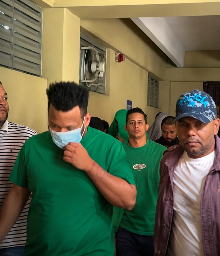 Trasladan a los 10 imputados de la Operación XL-526 para conocer medidas de coerción Noticia Santo Domingo, República Dominicana. Las autoridades trasladaron este martes a los diez imputados vinculados a la denominada Operación XL-526 hacia la sala de audiencias donde se conocerán las solicitudes de medidas de coerción presentadas por el Ministerio Público. Los acusados son señalados de formar parte de una presunta estructura criminal que habría operado en actividades ilícitas investigadas por las autoridades. La audiencia busca determinar las medidas cautelares que deberán enfrentar mientras avanza el proceso judicial. El Ministerio Público sostiene que cuenta con evidencias suficientes para sustentar las imputaciones formuladas contra los involucrados, por lo que solicitará medidas acordes con la gravedad de los hechos atribuidos. Por su parte, los abogados de la defensa han adelantado que presentarán sus argumentos para rechazar o modificar las solicitudes de coerción. La Operación XL-526 forma parte de las acciones desarrolladas por las autoridades para combatir estructuras delictivas organizadas en el país. Se espera que durante la audiencia sean presentados detalles adicionales sobre las investigaciones y los elementos probatorios reunidos hasta el momento. La decisión del tribunal será clave para definir el curso inmediato del proceso judicial y la situación legal de los imputados mientras continúan las pesquisas.