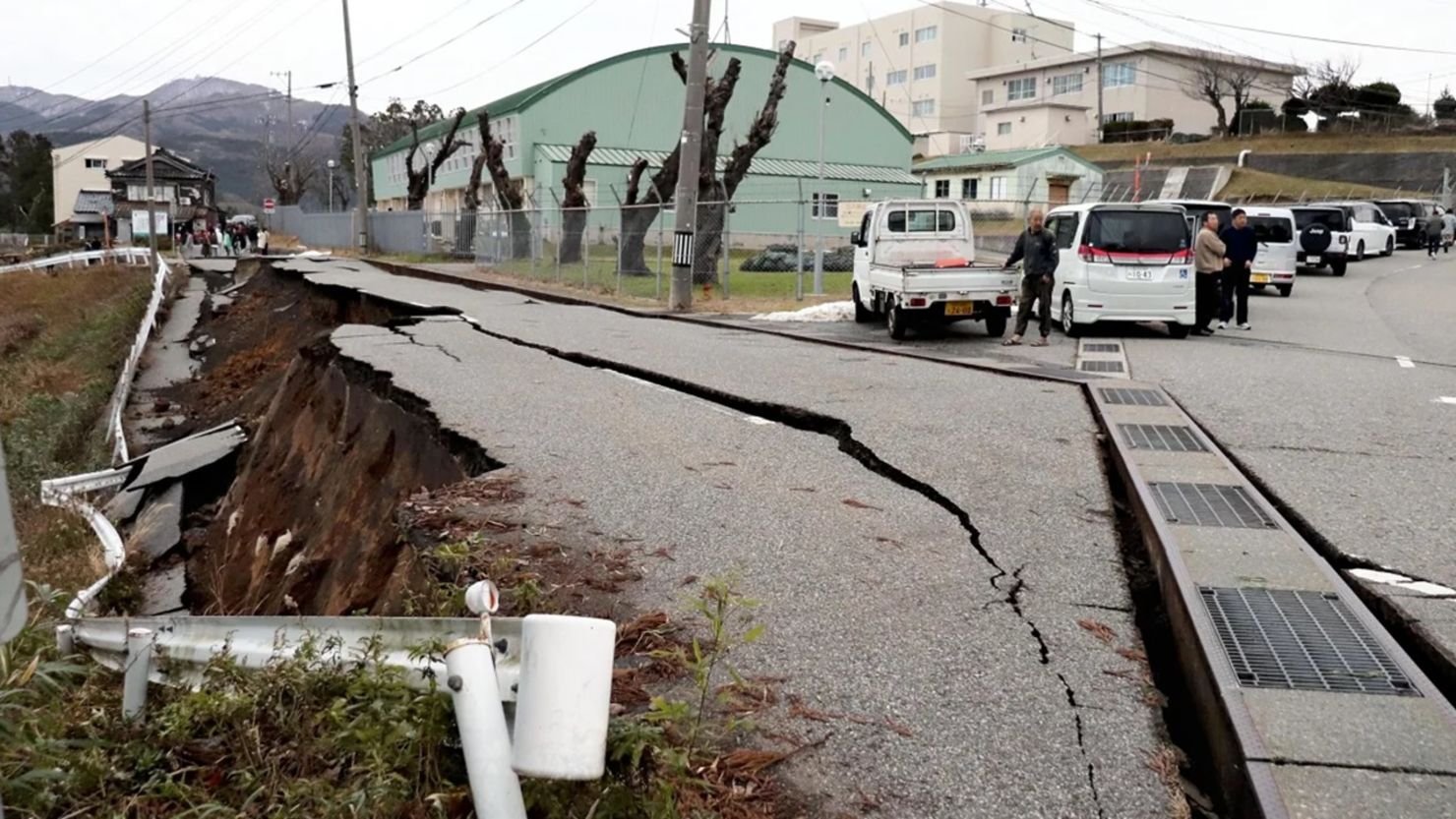 Terremoto de magnitud 5.6 sacude Japón y suspende el servicio del tren bala