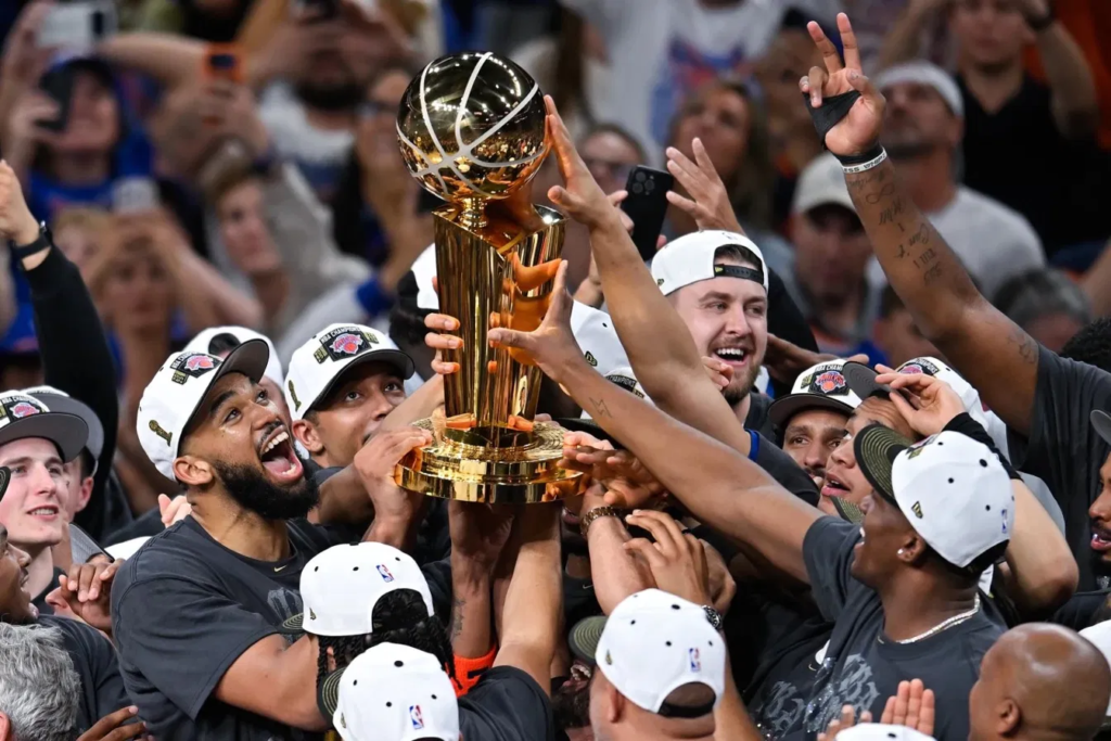 Jugadores de los New York Knicks levantan el trofeo Larry O'Brien en el AT&T Center de San Antonio, Texas, tras conquistar el campeonato de la NBA 2026, su primero en 53 años.