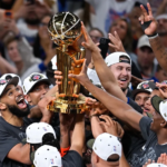 Jugadores de los New York Knicks levantan el trofeo Larry O'Brien en el AT&T Center de San Antonio, Texas, tras conquistar el campeonato de la NBA 2026, su primero en 53 años.