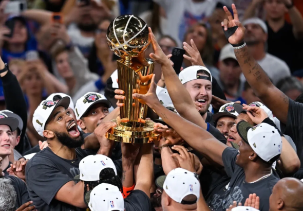 Jugadores de los New York Knicks levantan el trofeo Larry O'Brien en el AT&T Center de San Antonio, Texas, tras conquistar el campeonato de la NBA 2026, su primero en 53 años.