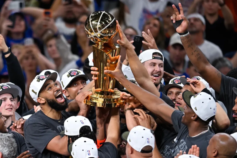 Jugadores de los New York Knicks levantan el trofeo Larry O'Brien en el AT&T Center de San Antonio, Texas, tras conquistar el campeonato de la NBA 2026, su primero en 53 años.