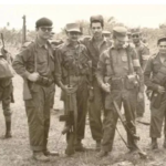 Combatientes de la expedición antitrujillista de 1959 posan armados en campo abierto, en una fotografía histórica en blanco y negro que documenta la gesta del 14 de junio en República Dominicana.