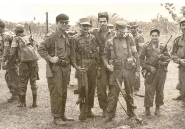 Combatientes de la expedición antitrujillista de 1959 posan armados en campo abierto, en una fotografía histórica en blanco y negro que documenta la gesta del 14 de junio en República Dominicana.