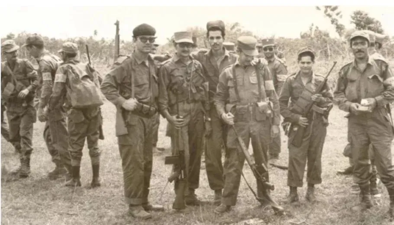 Combatientes de la expedición antitrujillista de 1959 posan armados en campo abierto, en una fotografía histórica en blanco y negro que documenta la gesta del 14 de junio en República Dominicana.
