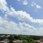 Cielo soleado con ligera bruma sobre Santo Domingo, República Dominicana, en una jornada calurosa con presencia de polvo del Sahara en junio de 2026.