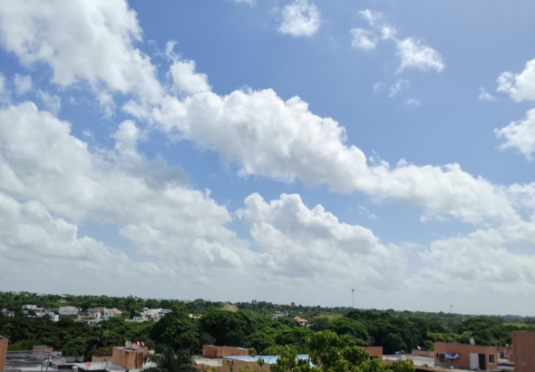 Cielo soleado con ligera bruma sobre Santo Domingo, República Dominicana, en una jornada calurosa con presencia de polvo del Sahara en junio de 2026.