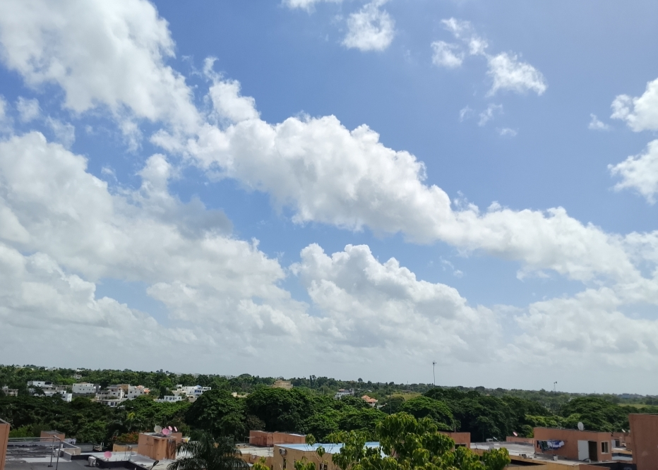 Cielo soleado con ligera bruma sobre Santo Domingo, República Dominicana, en una jornada calurosa con presencia de polvo del Sahara en junio de 2026.