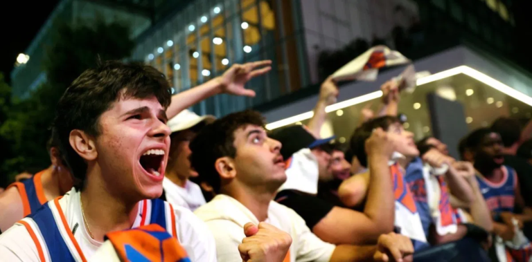Fuegos artificiales, disturbios y disparos en Broadway: así celebró Nueva York el primer campeonato NBA de los Knicks en 53 años