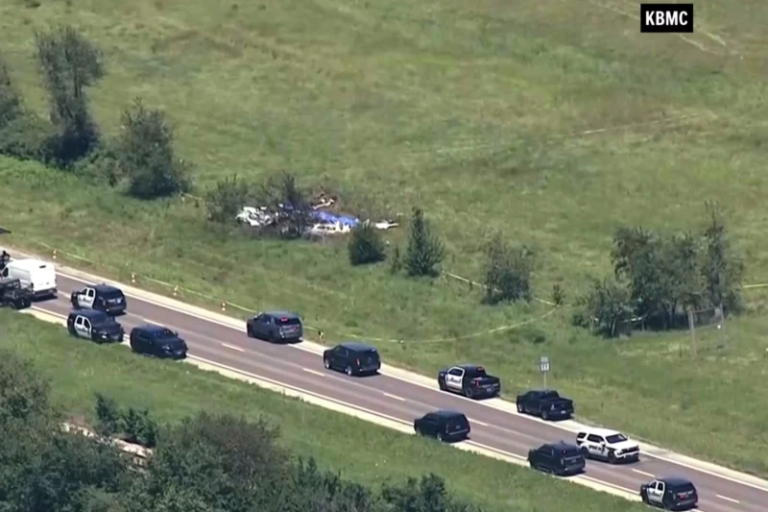 Vista aérea del lugar donde se estrelló la avioneta de Skydive Kansas City cerca del Aeropuerto Memorial de Butler, Missouri, el 14 de junio de 2026, con múltiples vehículos de emergencia y policiales en la escena. Imagen: KMBC-TV.