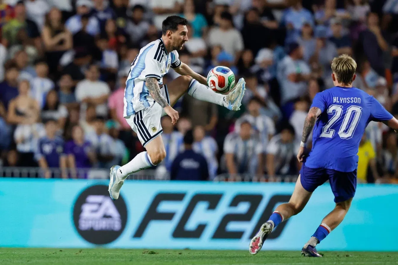 Lionel Messi, con la camiseta de la selección argentina, controla el balón en una acción durante un partido previo a la Copa del Mundo 2026.