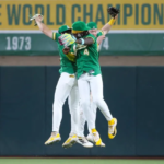 Jardineros de los Atléticos de Oakland celebran saltando en el jardín del Sutter Health Park de West Sacramento, California, tras la victoria 11-2 sobre los Piratas de Pittsburgh el 15 de junio de 2026.