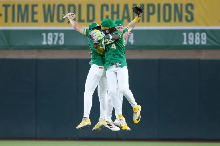 Jardineros de los Atléticos de Oakland celebran saltando en el jardín del Sutter Health Park de West Sacramento, California, tras la victoria 11-2 sobre los Piratas de Pittsburgh el 15 de junio de 2026.