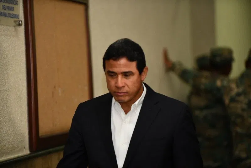 Adán Cáceres Silvestre, exdirector del Cuerpo de Seguridad Presidencial (Cusep), sale cabizbajo de la sala de audiencias del Primer Tribunal Colegiado del Distrito Nacional tras ser condenado a 20 años de prisión en el caso Coral, el 16 de junio de 2026.
