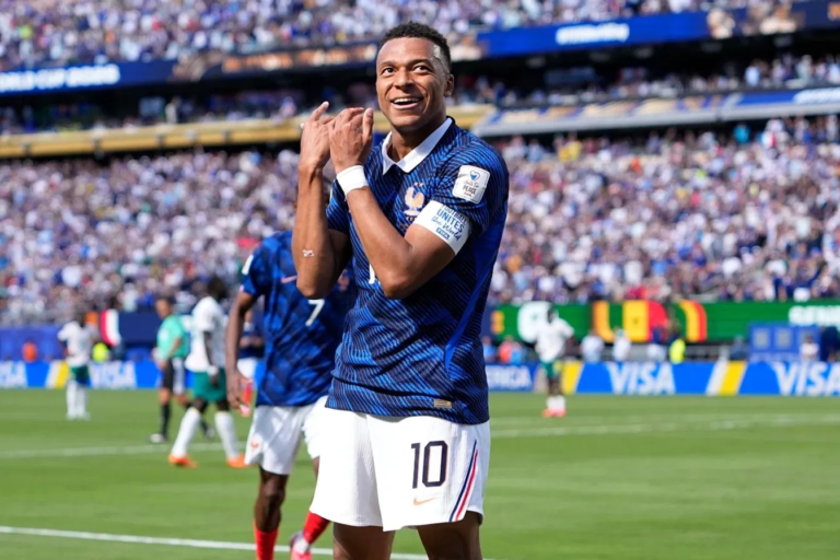 Kylian Mbappé celebra uno de sus goles ante Senegal en el MetLife Stadium de Nueva Jersey durante el debut de Francia en el Mundial 2026, con el que superó a Pelé y Messi como goleador mundialista histórico.