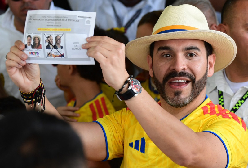 De la Espriella vota en Barranquilla confiado en ganar en Colombia