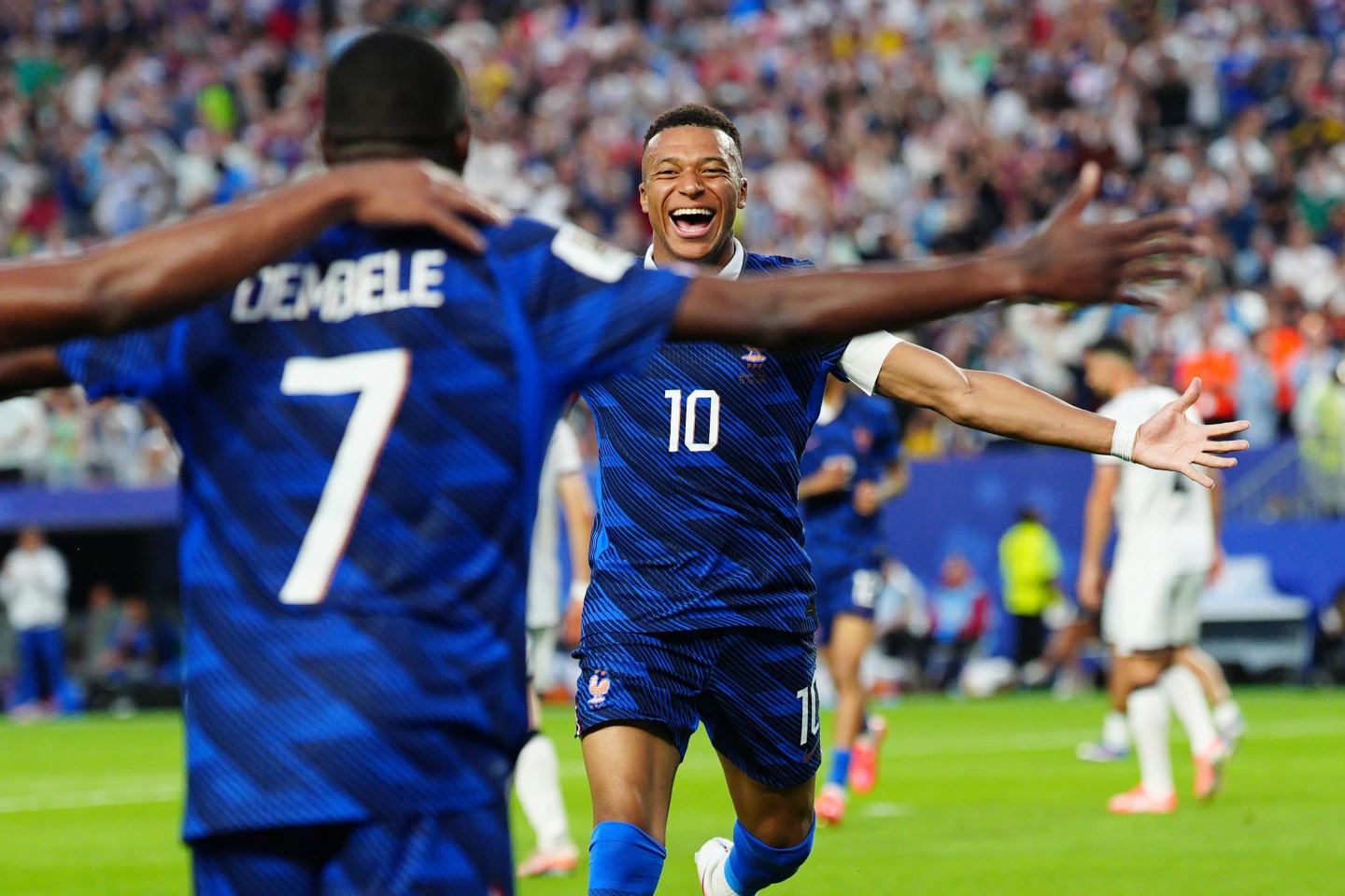¡Responde a Messi! Mbappé mete doblete e iguala récord de Klose ·