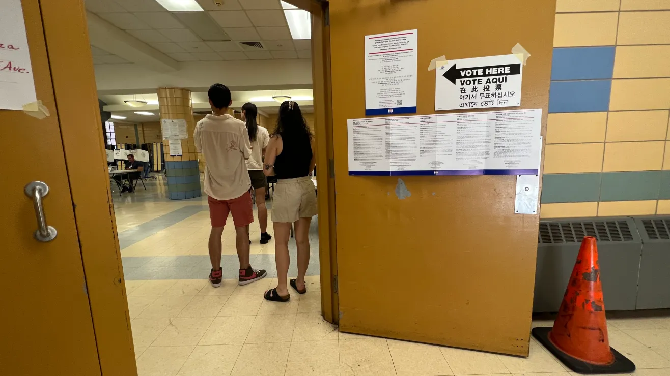 Primarias en NY: Alcalde Mamdani mide su fuerza electoral